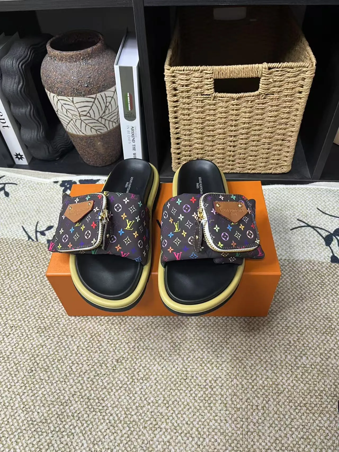 P380 yuan LV Louis Vuitton Full of high-end feel! A popular model among bloggers at home and abroad, it’s retro and fashionable, and looks stunning on your feet! Mainly recommended model on the official website★ ━━━━━ ЅᏇєєt ━━━━━ ▪️Upper: original calfskin ➕5D printing process ▪️Inner: imported mixed sheepskin ▪️Outsole: original molded foam outsole ▪️Size: Female 35-40 Men's 39-44 (women's 41 men's 45)
